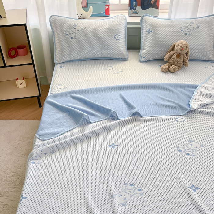 91家纺网 家纺一手货源 找家纺 绘萱家居 2025爆款冰凉豆豆凉席夏被四件套三件套床笠款冰丝软席子 暴力熊-蓝