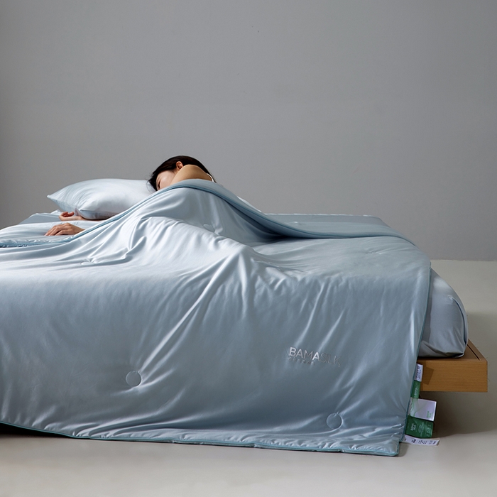 91家纺网 家纺一手货源 找家纺 莱福仕家纺 2025新款A类莹丝流光蚕丝系列夏被 晴苍蓝