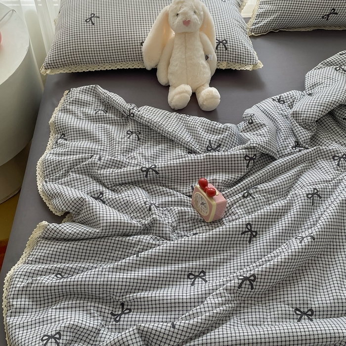 91家纺网 家纺一手货源 找家纺 一比一 2025新款针织双层纱镂空花边夏被四件套 格子蝴蝶结