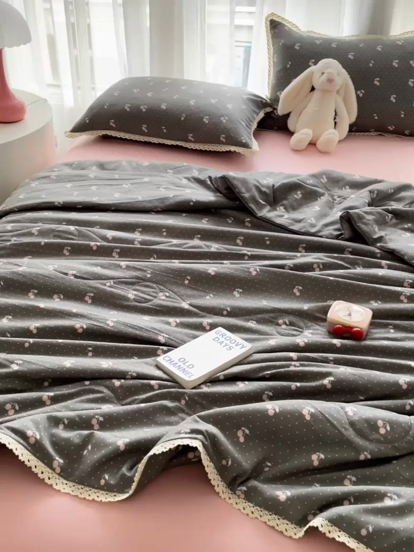 91家纺网 家纺一手货源 找家纺 一比一 2025新款针织双层纱镂空花边夏被四件套 复古樱桃