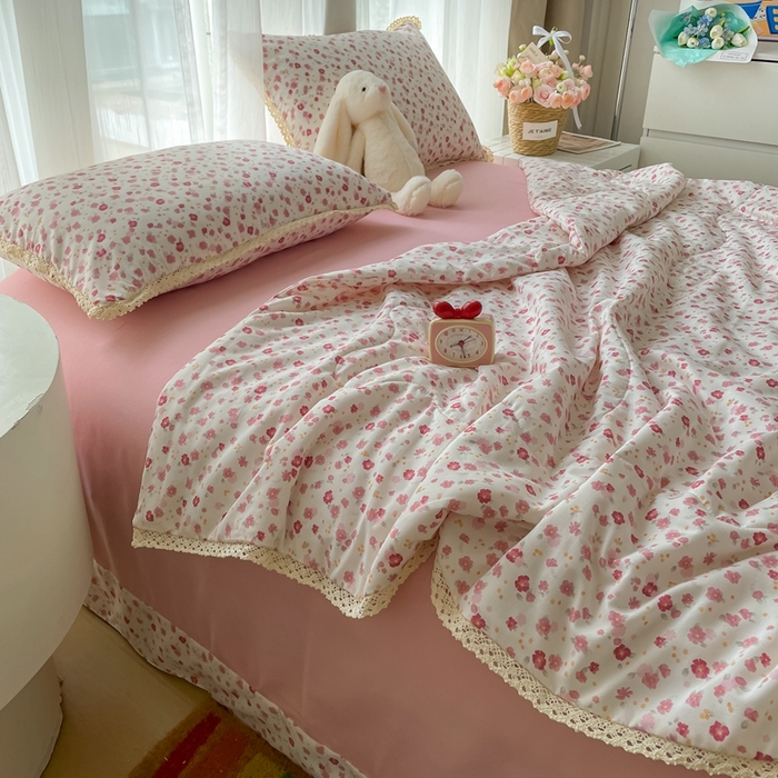 91家纺网 家纺一手货源 找家纺 一比一 2025新款针织双层纱镂空花边夏被四件套 花语粉