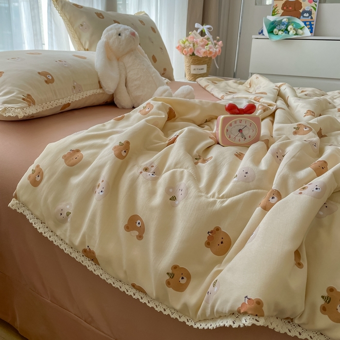 91家纺网 家纺一手货源 找家纺 一比一 2025新款针织双层纱镂空花边夏被四件套 蛋糕熊