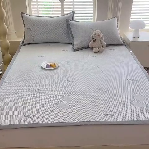 91家纺网 家纺一手货源 找家纺 绒世界 2025新款A类提花凉感豆豆复合凉席套件 提花豆豆-小脚丫