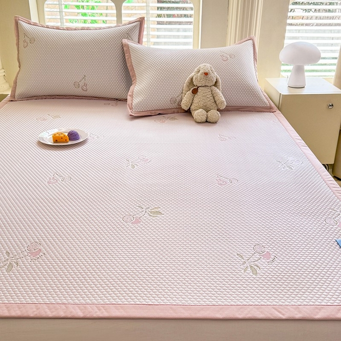 91家纺网 家纺一手货源 找家纺 绒世界 2025新款A类提花凉感豆豆复合凉席套件 提花豆豆-樱桃