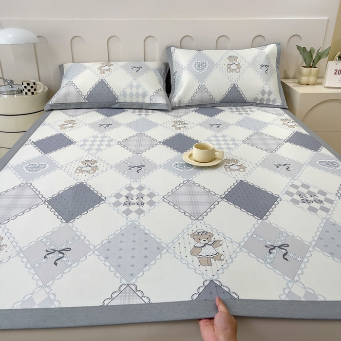 91家纺网 家纺一手货源 找家纺 倾慕家纺 2025年新款600D丝滑冰丝凉席-床席款 灵心小熊