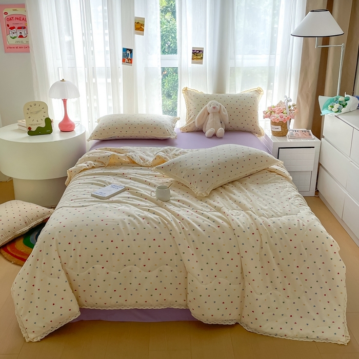 91家纺网 家纺一手货源 找家纺 一比一 2025新款针织双层纱镂空花边夏被四件套 彩色心心