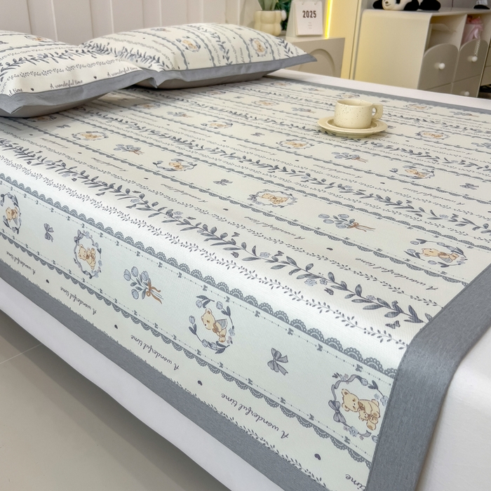 91家纺网 家纺一手货源 找家纺 倾慕家纺 2026年新款600D丝滑冰丝凉席-床席款 法式小熊