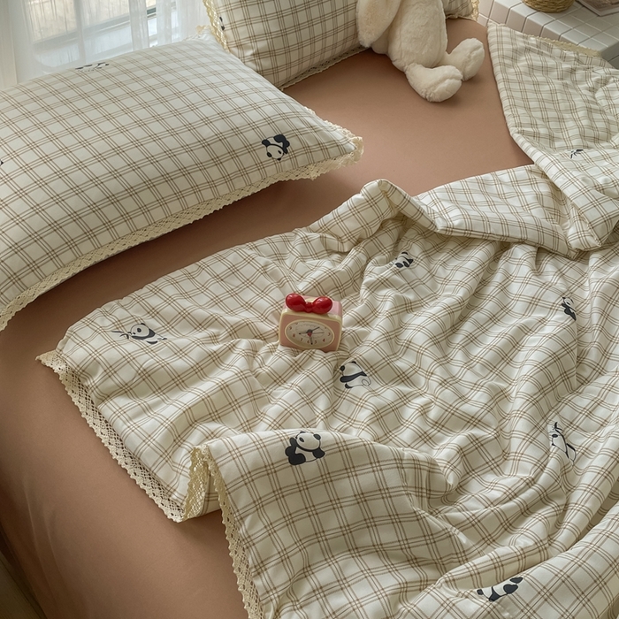 91家纺网 家纺一手货源 找家纺 一比一 2025新款针织双层纱镂空花边夏被四件套 格纹熊猫