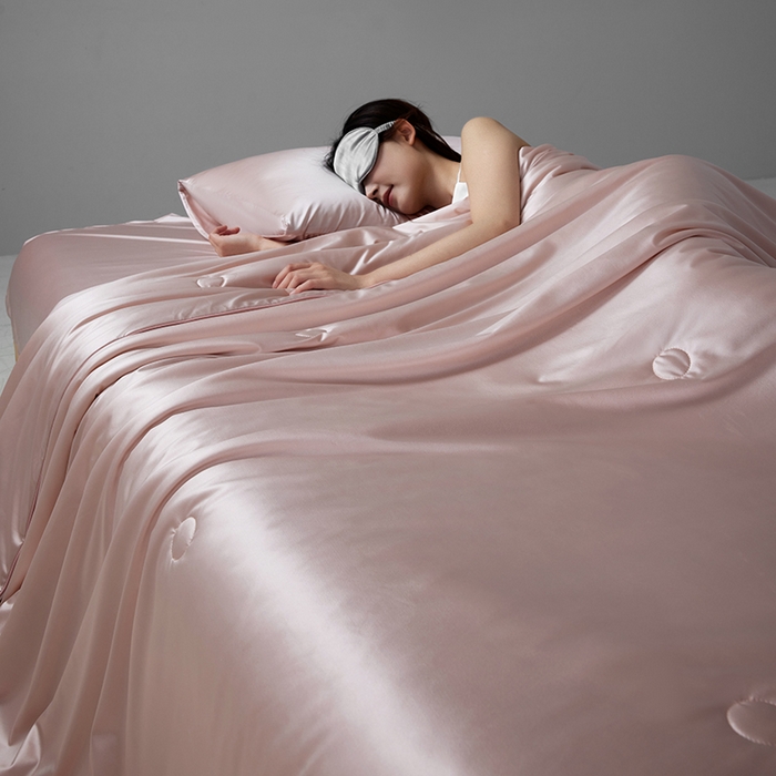 91家纺网 家纺一手货源 找家纺 莱福仕家纺 2025新款A类莹丝流光蚕丝系列夏被 莱德粉