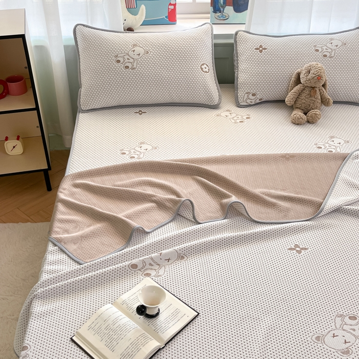 91家纺网 家纺一手货源 找家纺 绘萱家居 2025爆款冰凉豆豆凉席夏被四件套三件套床笠款冰丝软席子 暴力熊-咖