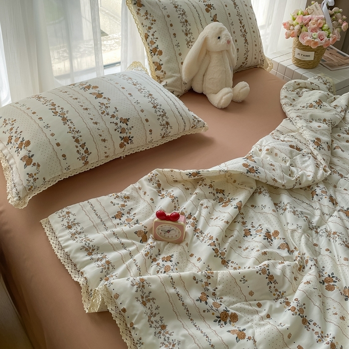 91家纺网 家纺一手货源 找家纺 一比一 2025新款针织双层纱镂空花边夏被四件套 复古玫瑰