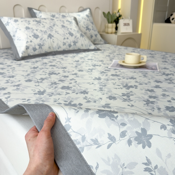 91家纺网 家纺一手货源 找家纺 倾慕家纺 2025年新款600D丝滑冰丝凉席-床席款 花点点蓝