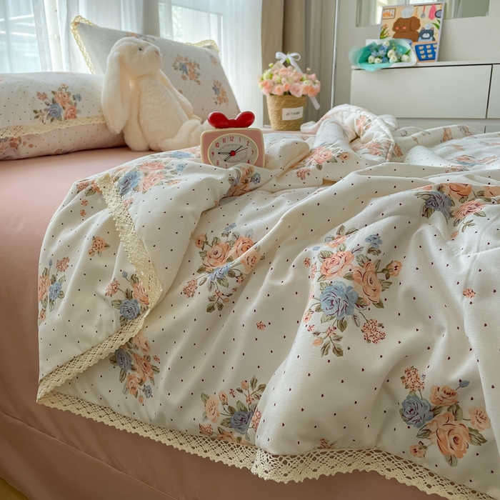 91家纺网 家纺一手货源 找家纺 一比一 2025新款针织双层纱镂空花边夏被四件套 繁花似锦