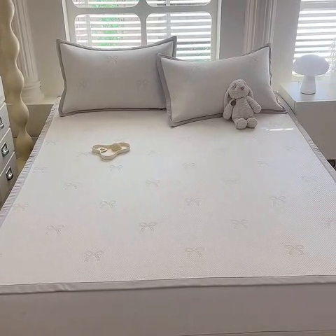 91家纺网 家纺一手货源 找家纺 绒世界 2025新款A类提花凉感豆豆复合凉席套件 提花豆豆-蝴蝶结