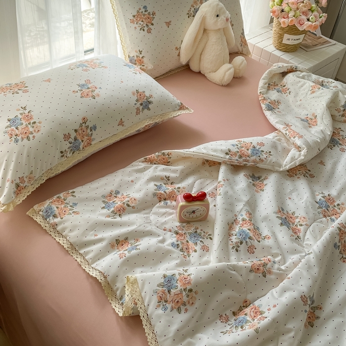 91家纺网 家纺一手货源 找家纺 一比一 2025新款针织双层纱镂空花边夏被四件套 繁花似锦