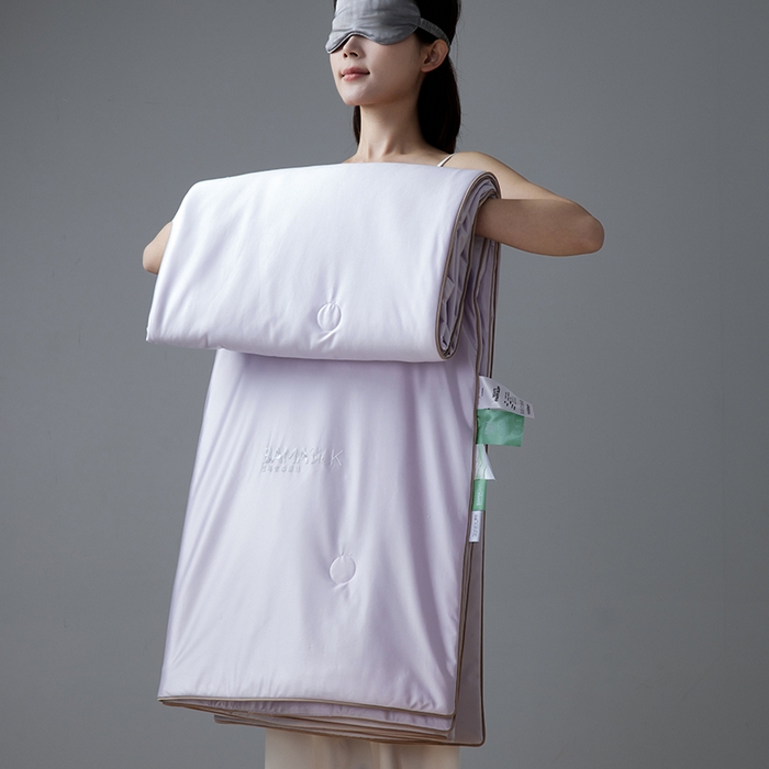 91家纺网 家纺一手货源 找家纺 莱福仕家纺 2025新款A类莹丝流光蚕丝系列夏被 烟紫色