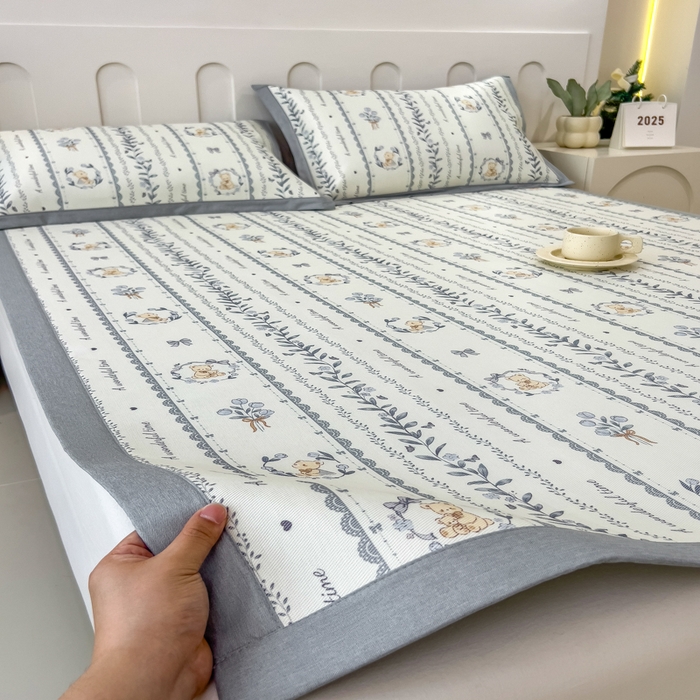 91家纺网 家纺一手货源 找家纺 倾慕家纺 2026年新款600D丝滑冰丝凉席-床席款 法式小熊