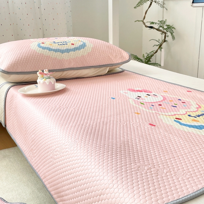 91家纺网 家纺一手货源 找家纺 川悦生活 2025新款大阪冰豆豆凉感凉席三件套 甜蜜蛋糕