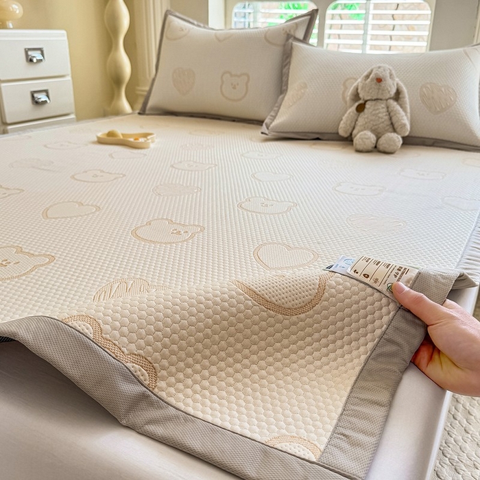 91家纺网 家纺一手货源 找家纺 绒世界 2025新款A类提花凉感豆豆复合凉席套件 提花豆豆-小熊