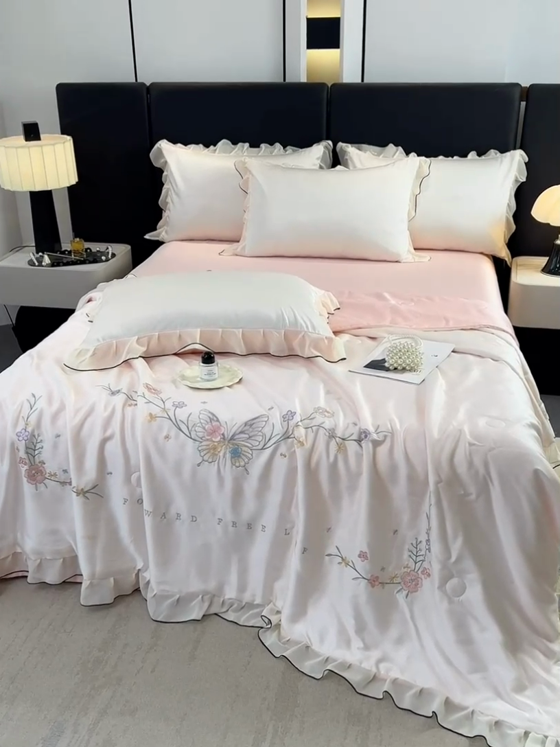 91家纺网 家纺一手货源 找家纺 梦舒羽 2025新款刺绣水洗真丝花边夏被四件套宿舍夏凉被床单枕套三件套-蝶梦花边款 蝶梦-粉 花边款