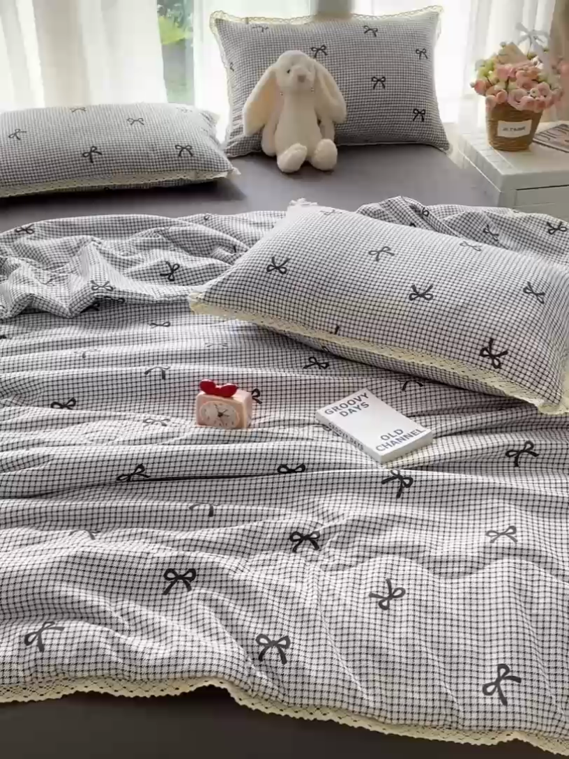 91家纺网 家纺一手货源 找家纺 一比一 2025新款针织双层纱镂空花边夏被四件套 格子蝴蝶结
