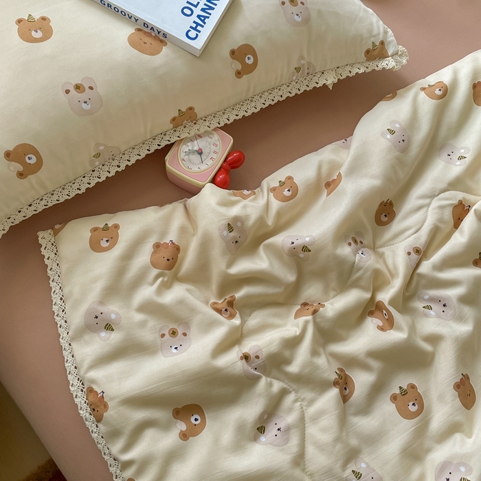 91家纺网 家纺一手货源 找家纺 一比一 2025新款针织双层纱镂空花边夏被四件套 蛋糕熊