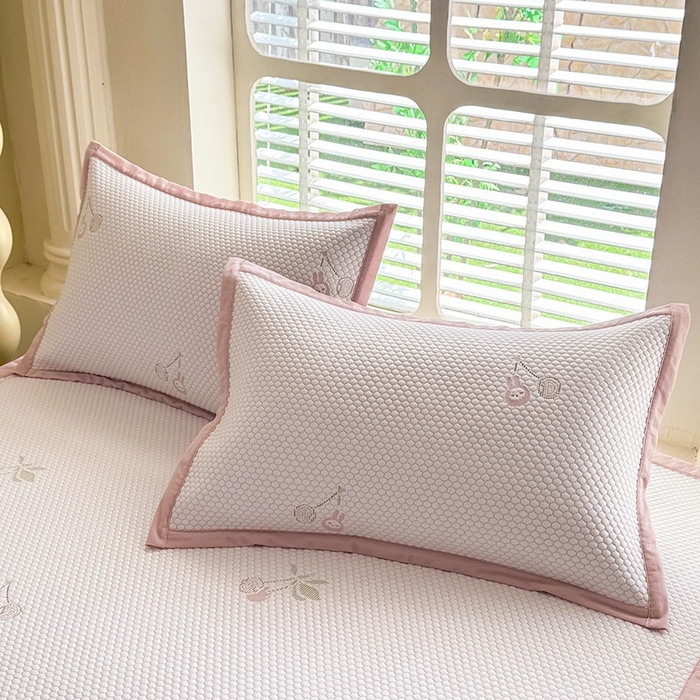 91家纺网 家纺一手货源 找家纺 绒世界 2025新款A类提花凉感豆豆复合凉席套件 提花豆豆-樱桃