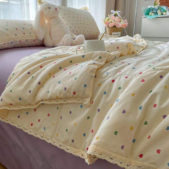 91家纺网 家纺一手货源 找家纺 一比一 2025新款针织双层纱镂空花边夏被四件套 彩色心心