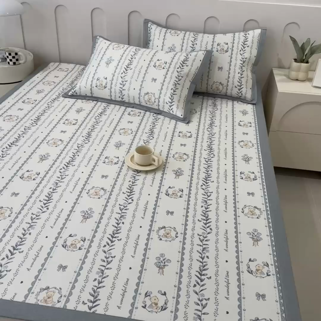 91家纺网 家纺一手货源 找家纺 倾慕家纺 2026年新款600D丝滑冰丝凉席-床席款 法式小熊