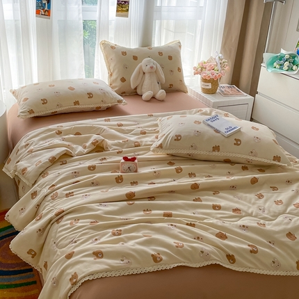 91家纺网 家纺一手货源 找家纺 （总）一比一 2025新款针织双层纱镂空花边夏被四件套