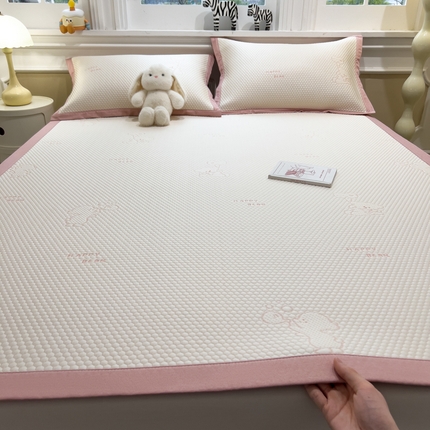 91家纺网 家纺一手货源 找家纺 倾慕家纺 2025年新款PE豆豆提花凉席卡通系列-床席款 爱心熊兔