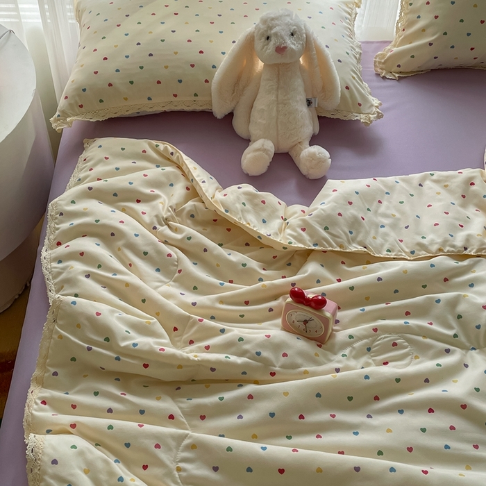 91家纺网 家纺一手货源 找家纺 一比一 2025新款针织双层纱镂空花边夏被四件套 彩色心心