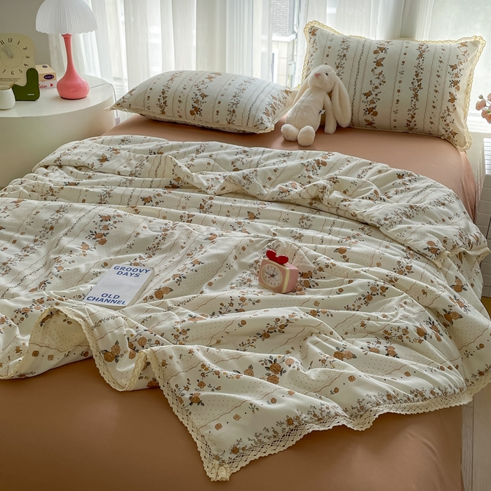 91家纺网 家纺一手货源 找家纺 一比一 2025新款针织双层纱镂空花边夏被四件套 复古玫瑰