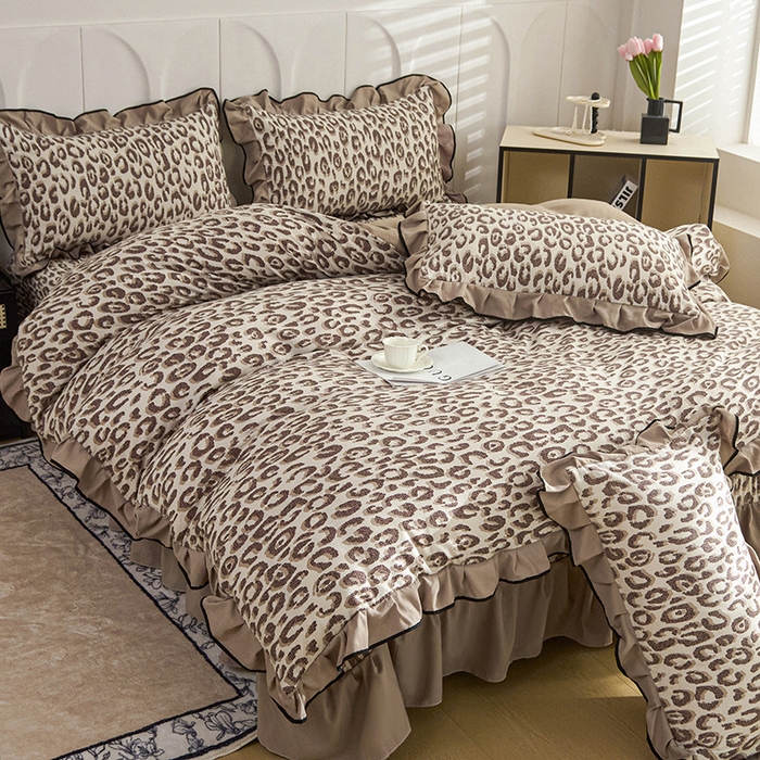 91家纺网 家纺一手货源 找家纺 铠畅家纺 2025新款有氧双层纱印花夹棉床盖四件套-终版 豹影流光