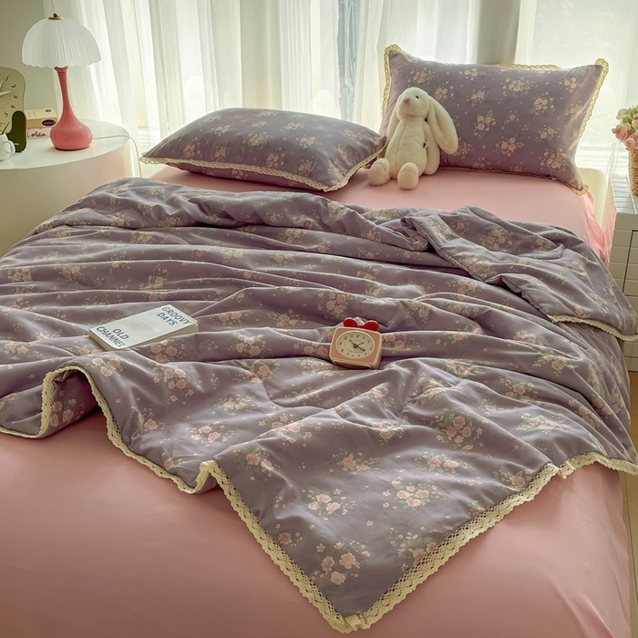 91家纺网 家纺一手货源 找家纺 一比一 2025新款针织双层纱镂空花边夏被四件套 豆蔻年华