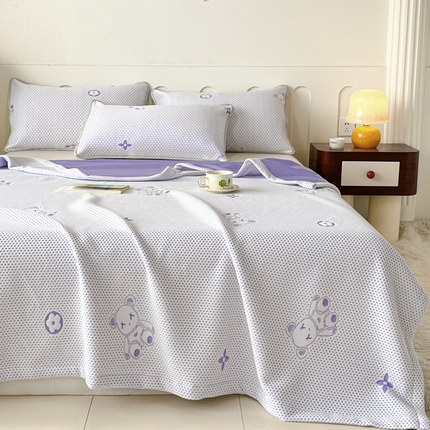 91家纺网 家纺一手货源 找家纺 卡伦家纺2025凉豆豆冰丝毯系列 小熊——紫