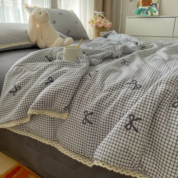 91家纺网 家纺一手货源 找家纺 一比一 2025新款针织双层纱镂空花边夏被四件套 格子蝴蝶结