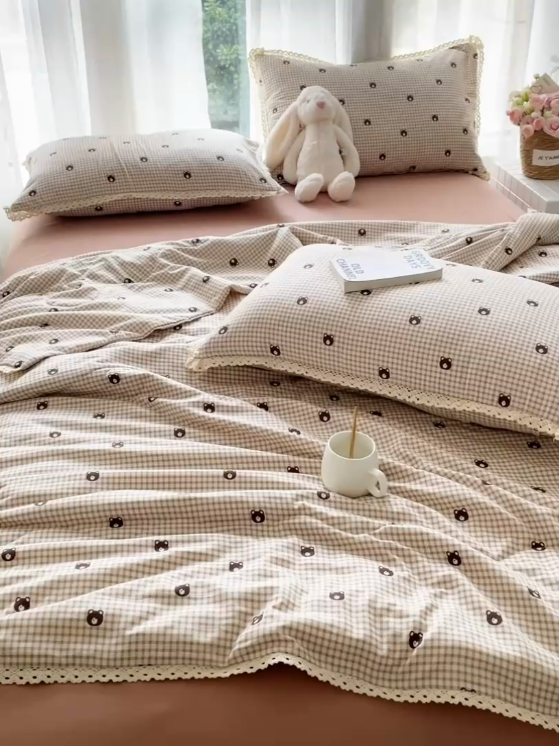 91家纺网 家纺一手货源 找家纺 一比一 2025新款针织双层纱镂空花边夏被四件套 格子小熊