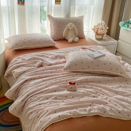 一比一 2025新款针织双层纱镂空花边夏被四件套 镂空系列-樱桃红