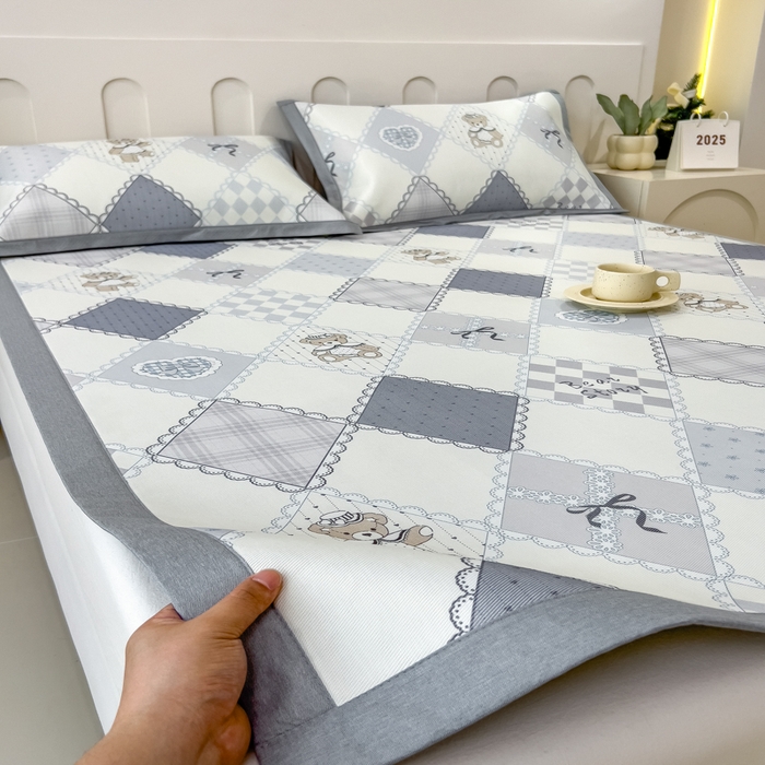 91家纺网 家纺一手货源 找家纺 倾慕家纺 2025年新款600D丝滑冰丝凉席-床席款 灵心小熊