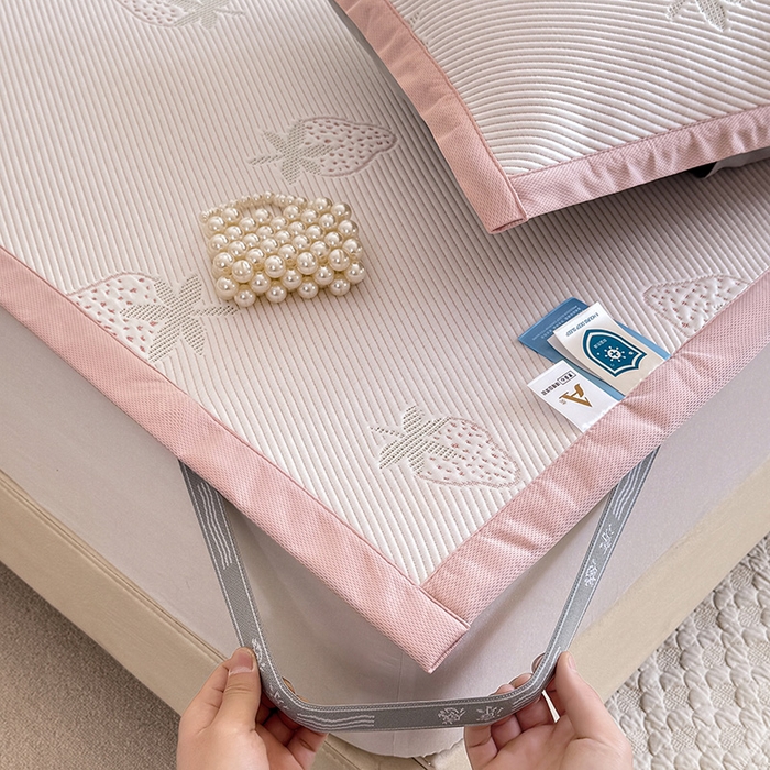 91家纺网 家纺一手货源 找家纺 绒世界 2025新款A类提花凉感豆豆复合凉席套件 提花豆豆-草莓