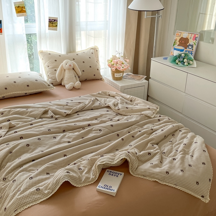 91家纺网 家纺一手货源 找家纺 一比一 2025新款针织双层纱镂空花边夏被四件套 格子小熊