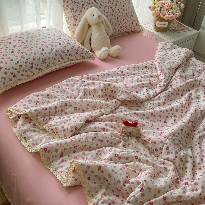 91家纺网 家纺一手货源 找家纺 一比一 2025新款针织双层纱镂空花边夏被四件套 花语粉