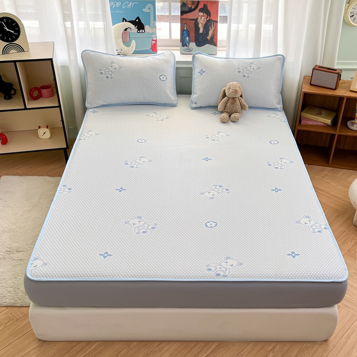 91家纺网 家纺一手货源 找家纺 绘萱家居 2025爆款冰凉豆豆凉席夏被四件套三件套床笠款冰丝软席子 暴力熊-蓝