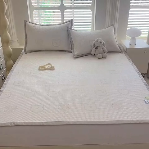 91家纺网 家纺一手货源 找家纺 绒世界 2025新款A类提花凉感豆豆复合凉席套件 提花豆豆-小熊