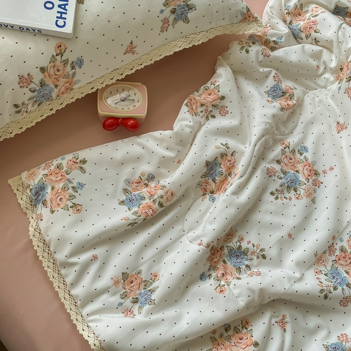 91家纺网 家纺一手货源 找家纺 一比一 2025新款针织双层纱镂空花边夏被四件套 繁花似锦