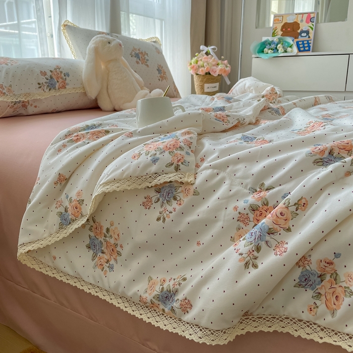 91家纺网 家纺一手货源 找家纺 一比一 2025新款针织双层纱镂空花边夏被四件套 繁花似锦