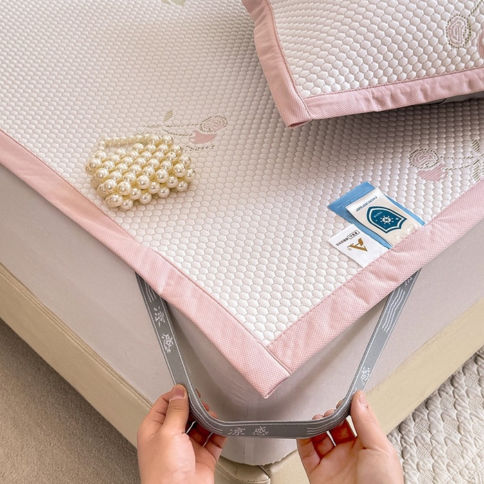 91家纺网 家纺一手货源 找家纺 绒世界 2025新款A类提花凉感豆豆复合凉席套件 提花豆豆-樱桃