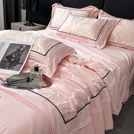 91家纺网 家纺一手货源 找家纺 博纳家纺2025新款色织提花宽边高级简奢款拼角嵌绳款夏被四件套 粉玉