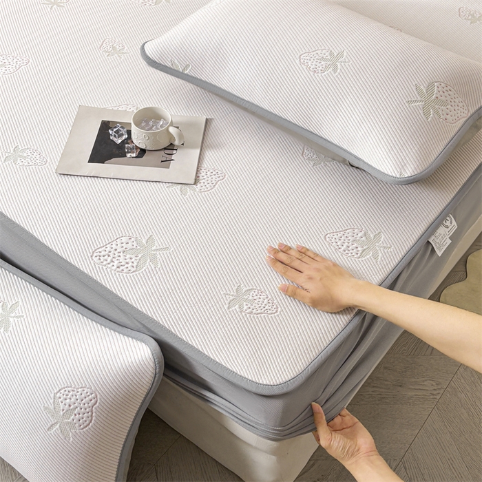 91家纺网 家纺一手货源 找家纺 雯豆家纺 2025新款PE凉感提花冰丝床笠三件套全包中分子床罩床垫保护套 草莓甜心-床笠款